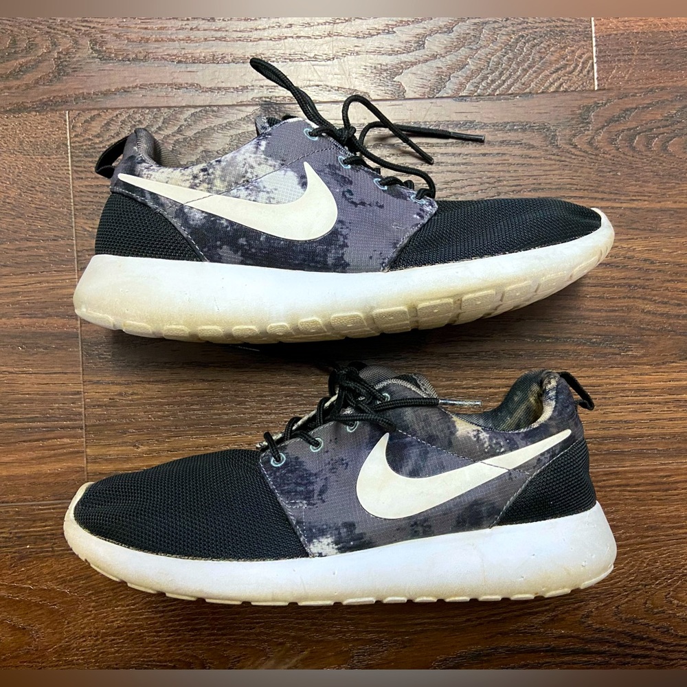 NIKE Roshe sneakers - size 8.5
